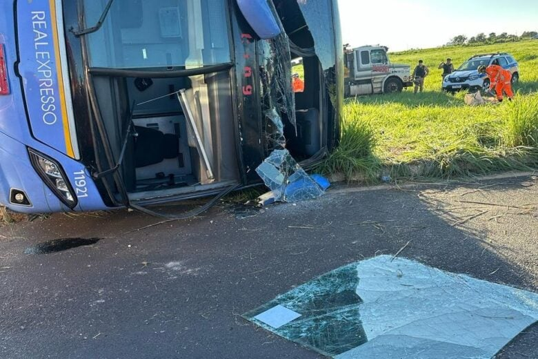 Dez pessoas morrem após ônibus com 45 passageiros capotar na MG-223