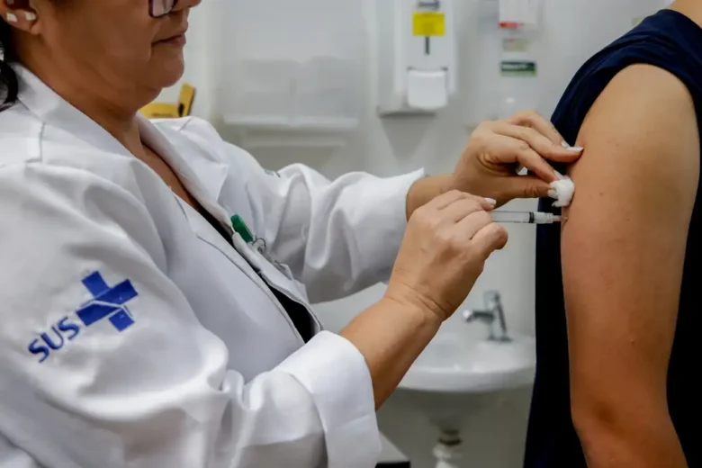 Vacina contra gripe é segura e não causa a doença; saiba mais verdades